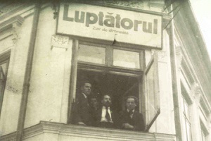 1._i_179_leon_algazi_a_la_fenetre_du_journal_luptatorul_bucarest_1920_recadree_lumiere_300px_larg.jpg